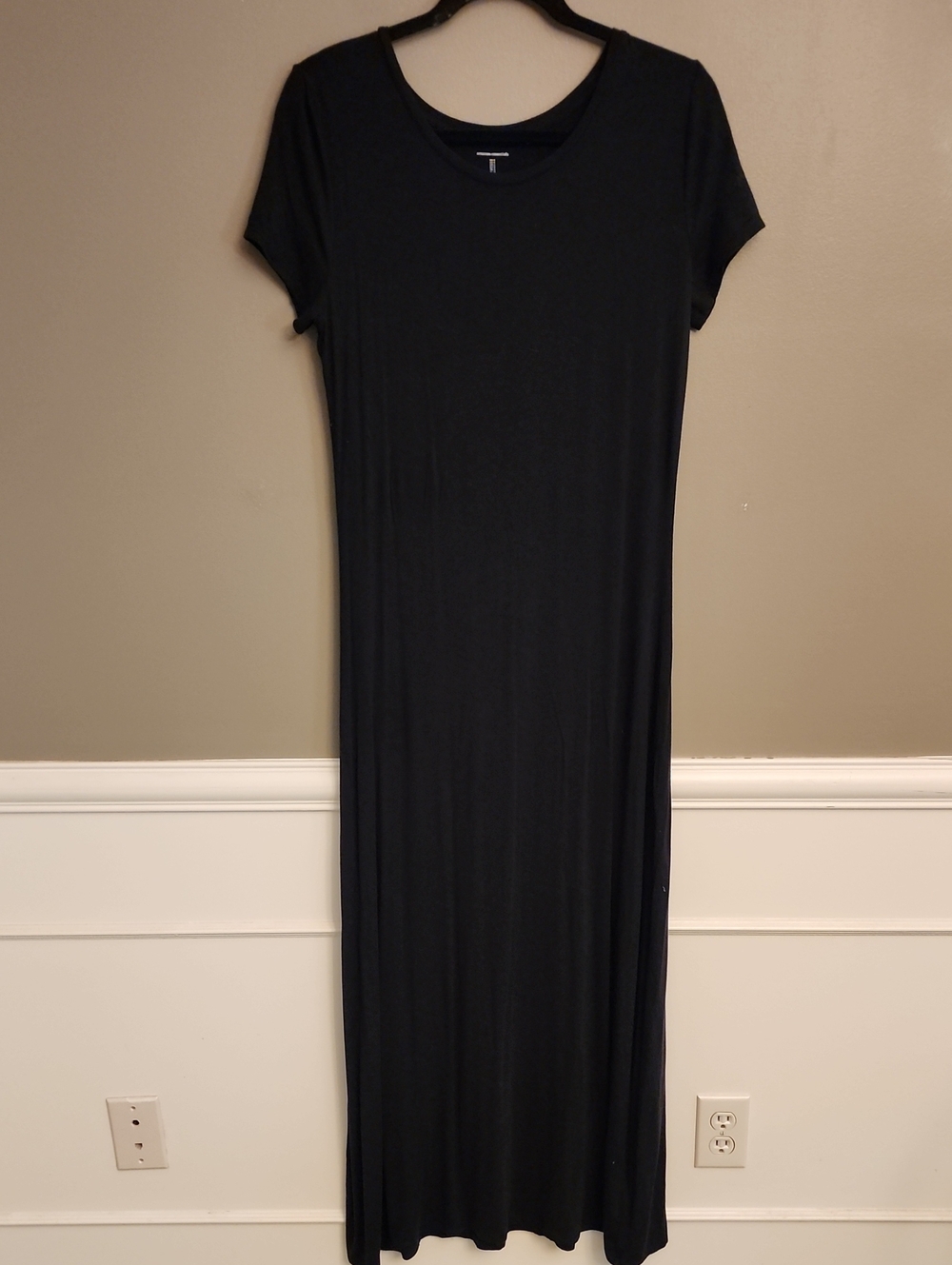 Amazon Essentials Black Short-Sleeve Maxi Dress — Scoop Neck